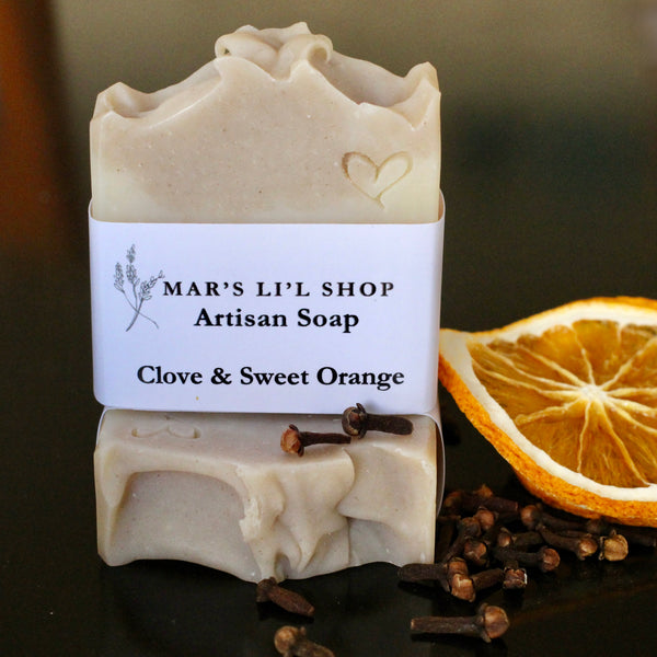 This fall-inspired bar pairs the spicy, aromatic scent of Clove with the bright, zesty notes of Sweet Orange. The blend captures the warmth of cozy gatherings and spiced cider, while Rhassoul Clay gently cleanses and nourishes for soft, radiant skin.
