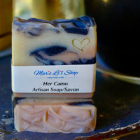 Blended with French Pink Clay for a natural blush and enriched with purifying Activated Charcoal, this bar is finished with the deep, earthy warmth of Patchouli essential oil. Gentle, nourishing, and crafted with care, it’s a little moment of ritual designed for women, yet universally cherished.