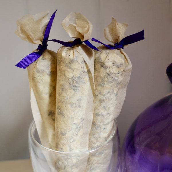 Sink into a blissful soak of&nbsp;soothing oatmeal, creamy powdered milk, balancing baking soda, mineral-rich Dead Sea salts, and lavender buds.

This luxurious blend softens skin, melts away tension, and surrounds you in the calming embrace of lavender.