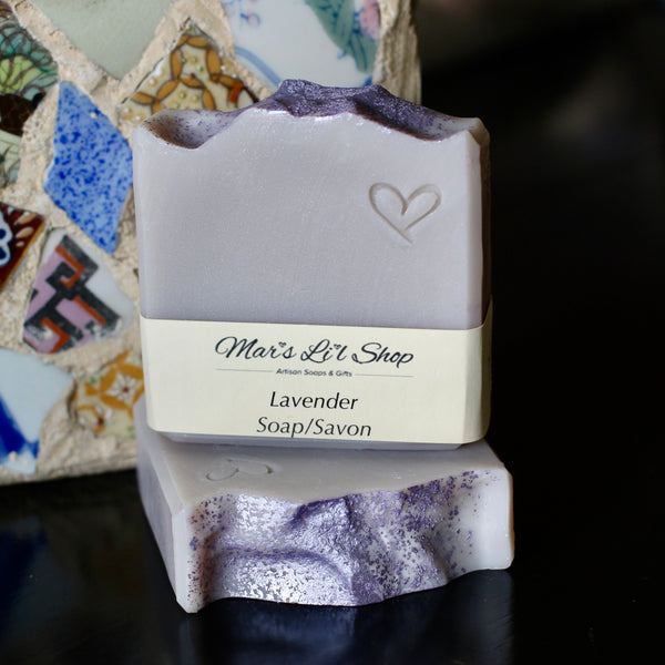 This gentle bar has the fresh, sweet floral scent of Lavender. Such a lovely calming scent to sooth after a long day.