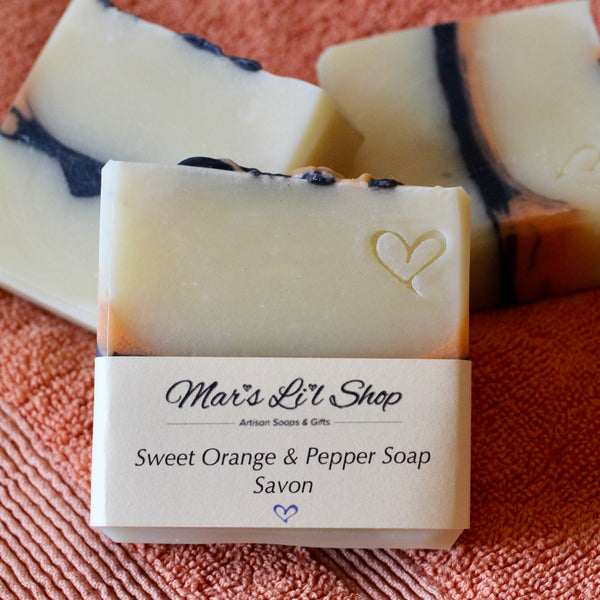 🧡🖤 Sweet Orange essential oil can have a calming effect on the mind and body.  Black Pepper essential oil gives a spicy, woodsy note to this bar.  Together they are a fabulous combination! 🖤🧡